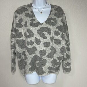 la miel Womens Gray Animal Print V-Neck Sweater Size M/L